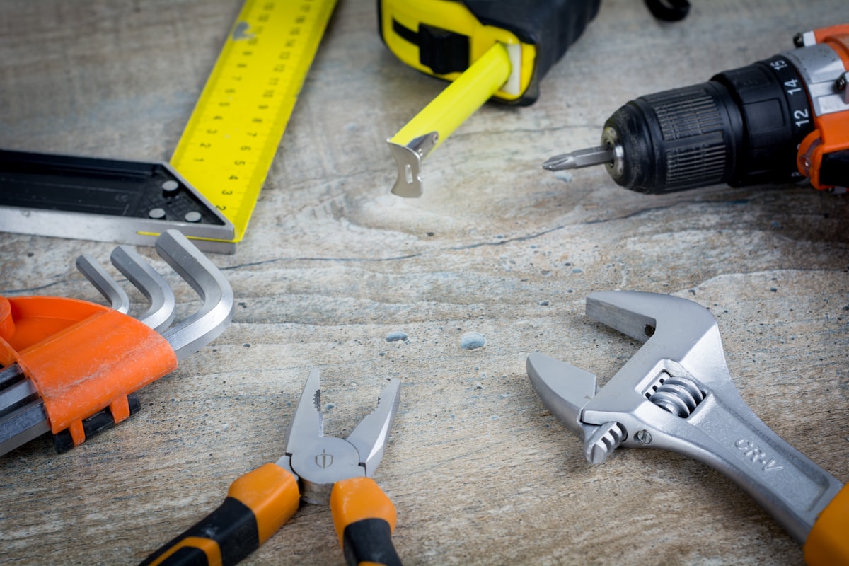 a variety of tools are sitting on a table (Foto: Bermix Studio via Unsplash)